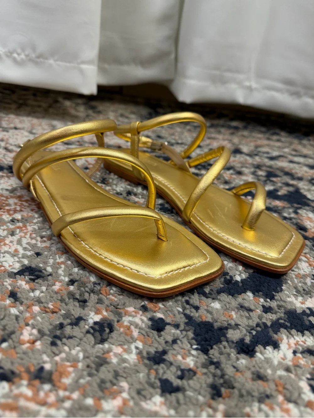 Bernardo Gold Metallic Leather Strappy Toe Loop Sandals Women’s Size 6.5